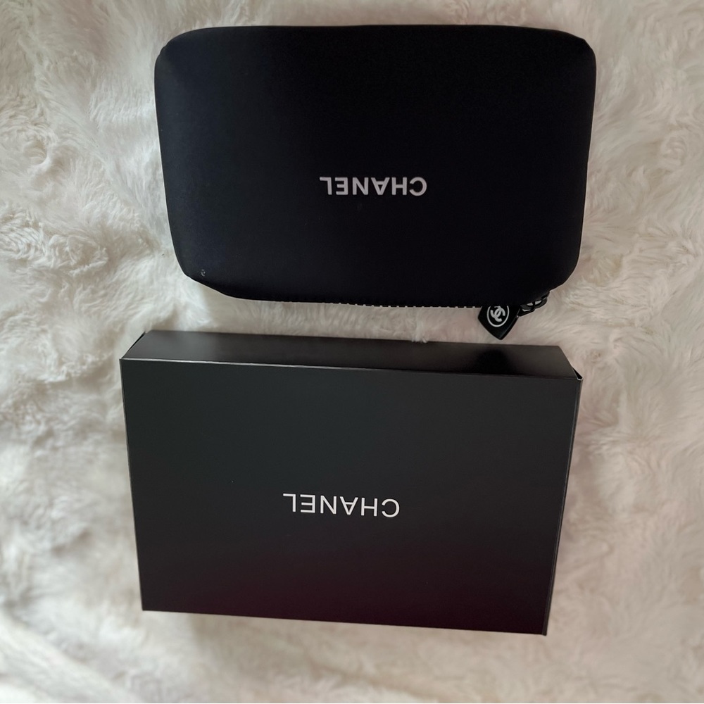 Black make up pouch bag from Chanel Beauty range. - Picture 4 of 4